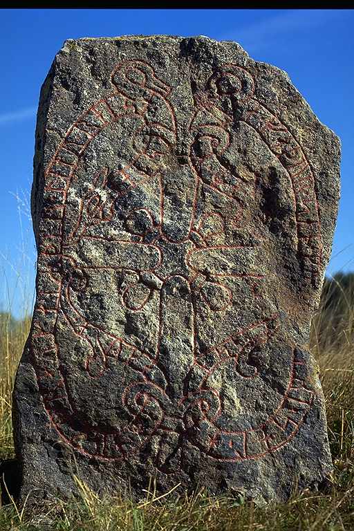 Runes written on runsten, gråsvart granit. Date: V